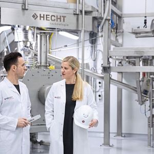 Der Produktschutz und besonders der Schutz vor Kreuzkontamination steht ganz klar im Fokus, die Füllstoffe für orthopädische Eingriffe wie Hüft-Operationen darf nie verunreinigt werden.