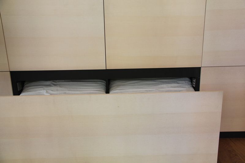 Das Bett kann elektrisch aus.... (Bild: Schäfer)