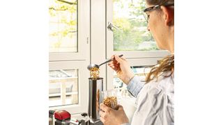 Mit dem Extrusionsverfahren untersuchen Forschende des KIT die Backeigenschaften von Mehlen aus Insektenpulver.  (Bild: Markus Breig, KIT)