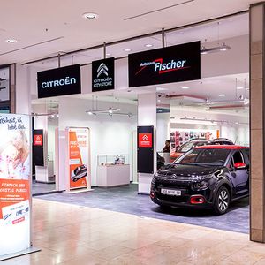 Autos mitten im Einkaufszentrum sind ein eher ungewöhnliches Bild. Das Autohaus Fischer aus Hameln präsentiert dort jetzt auf rund 150 Quadratmeter sich und die Marke.(Bild:  Peter Teschner)