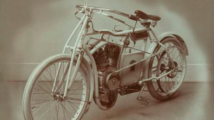 Die V-Zweizylinder vom Typ CC von Laurin & Klement , hier eine CCR, zählten 1903 weltweit zu den ersten in Serie gefertigten Motoren. Schon 1904 lief in Deutschland unter dem Markennamen „Germania“ eine Lizenzfertigung an. (Škoda )