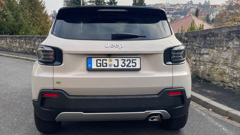 Mit einem Einstiegspreis von 31.800 Euro und einem Testwagenpreis von 36.530 Euro liegt der Avenger im gehobenen Segment der Kompakt-SUVs. Design und Stil sind hier klare Kaufargumente, während Funktionalität und technische Details eher pragmatische Käufer fordern. (Bild: Kuhn - VCG)