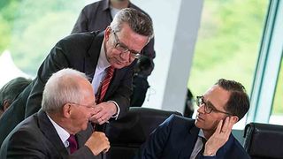 Schäuble, de Maizière und Maas (v.l.n.r.) bei der Kabinettsitzung (Bild: BMI/Henning Schacht)