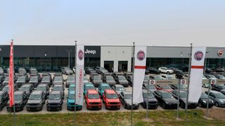 Das Autohaus Claas Wehner hat in der Hanomagstraße in Buchholz einen FCA-Neubau eröffnet. (Bild: Claas Wehner Autohaus)