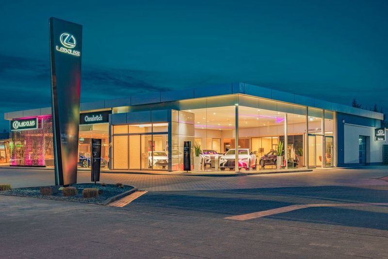 Vor allem nachts ist das Lexus Forum Osnabrück ein echter Hingucker. (Soeren Muenzer)
