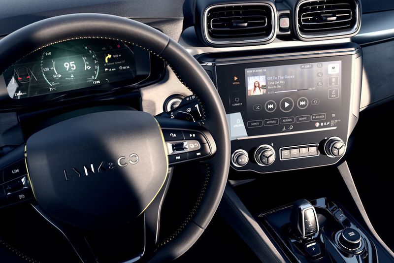 Die Mittelkonsole im 03 von Lynk & Co dominiert ein großer Touchscreen, Schalter und Tasten gibt es nur wenige und hinter dem Lenkrad leuchten digitale Instrumente. (Lynk & Co)