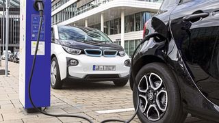 Batterieelektrische Pkw könnten durch zeitverzögertes oder bidirektionales Laden das volatile Stromangebot als intelligenter Speicher stabilisieren.  (Bosch)