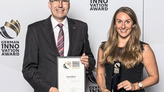 Michael Lindau, Head of Key Account Management und Nina Grevelhörster, Marketingmanagerin bei Coroplast, freuen sich über den German Innovation Award. (Coroplast Fritz Müller)