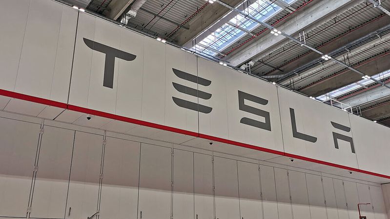 Die Tesla-Fabrik in Grünheide kann nun mit den Erweiterungsbauten beginnen. Derzeit wird aber noch nach Weltkriegsbomben gesucht.(Bild:  Otto – VCG)