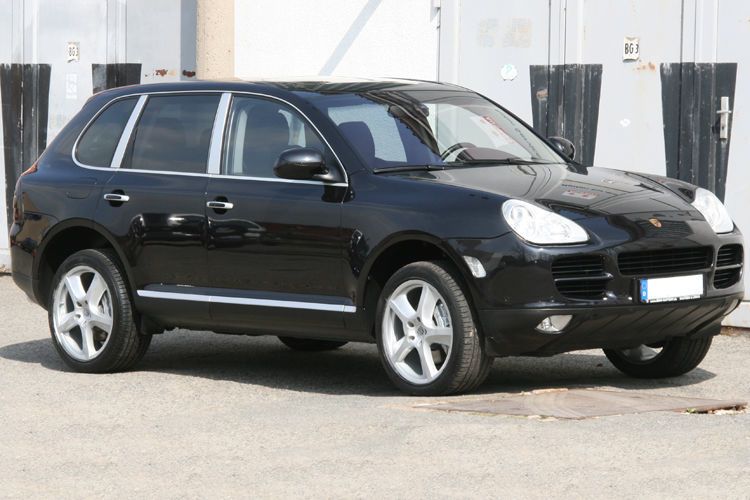 Unter der internen Bezeichnung 9PA lief ab 2002 das erste SUV von Porsche vom Band. Die erste Generation wurde 2007 eine Modellpflege unterzogen und bis 2010 produziert. In der stärksten Version Turbo S leistete der V8-Motor 550 PS. (Porsche Cayenne S 2004 Rechts / HLW / CC BY 3.0)