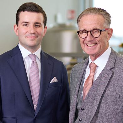 Lukas Zimmermann (links) führt die Azo-Gruppe künftig gemeinsam mit seinem Vater Rainer Zimmermann (rechts).  (Bild: www.fabh.de Horst Bernhard)