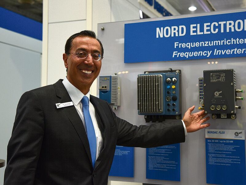 Dr. Omar Sadi, technischer Geschäftsführer bei Nord Drivesystems, stellt die Umrichter Nordac Link und Nordac Drive für die dezentrale Montage nah am Motor vor. (Stefanie Michel)
