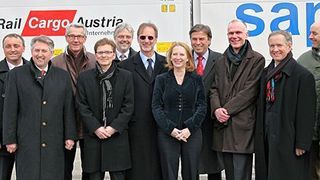 Die Unternehmen Sappi, Rail Cargo Austria und Innofreight feiern 1 Mio. Schienentransporte mit Spezialcontainern für die Holzindustrie. Zu den Gratulanten gehört auch Österreichs Infrastrukturministerin Doris Bures (Mitte). Bild: ÖBB/RCA (Archiv: Vogel Business Media)