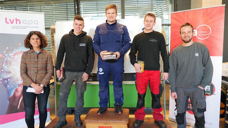 Der deutsche Kfz-Mechatroniker Manuel Schmied holte sich den Sieg beim Eurocup 2024 in Bozen in der Disziplin Pkw-Technik. Auf Platz zwei landete der Südtiroler Tobias Forer (l.) und Platz drei belegte Nevio Bernet aus der Schweiz. Beglückwünscht wurden sie von Julia Genetti, Obfrau des Südtiroler Kfz-Gewerbes, und Martin Niederkofler, Chefexperte des Eurocups.(Bild:  Schmidt - VCG)