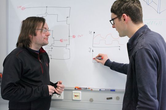 In der Forschergruppe „IntelligEnt“ arbeiten IMMS und TU Ilmenau an anwendungsorientierten Konzepten für Machine Learning im Mikroelektronik-Entwurf. In der Forschergruppe „IntelligEnt“ arbeiten IMMS und TU Ilmenau an anwendungsorientierten Konzepten für Machine Learning im Mikroelektronik-Entwurf.