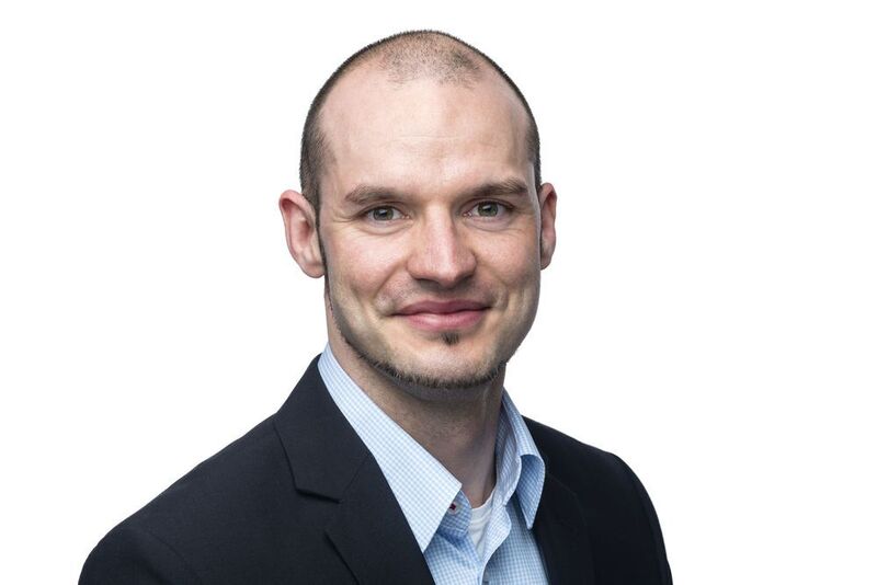 „Durch spezifische Funktionselemente im Spritzgießwerkzeug kann ein vorgelagerter Umformprozess des Einlegers inklusive der benötigten Prozessperipherie eingespart werden“, beschreibt Christian Götze, Leiter Innovation bei der Georg Kaufmann Formenbau AG aus Busslingen in der Schweiz, den Verarbeitungsansatz der neuen Prozess- und Werkzeugtechnologie, die er zur VDI-Fachtagung im Mai vorstellen wird. (Georg Kaufmann Formenbau)
