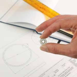 Chemical etching can achieve a minimum standard feature size of 0.1 mm.