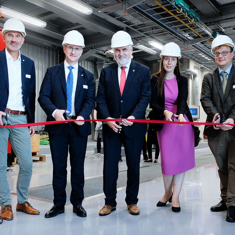 Prof. Klingner, Fraunhofer-Forschungsdirektor, Prof. Böker, Leiter des Fraunhofer IAP, Wissenschaftsminister Prof. Willingmann, Dezernentin Kleinert und Prof. Bartke, Leiter des Fraunhofer PAZ weihten gemeinsam den Erweiterungsbau des Fraunhofer PAZ ein.