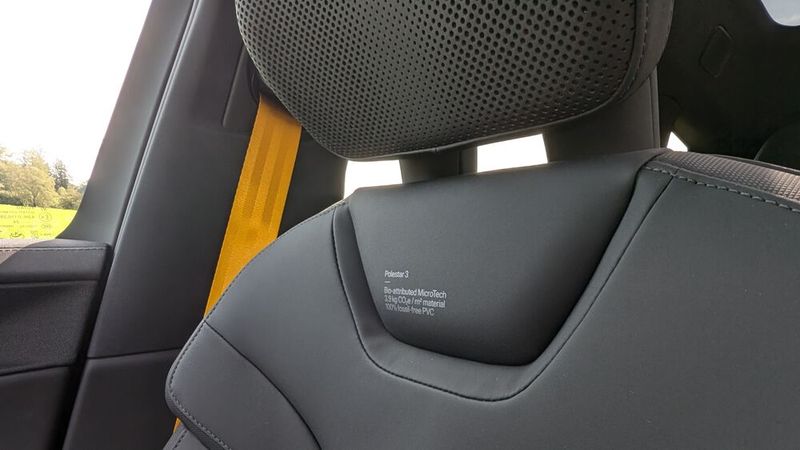 Polestar weist sehr plakativ auf die Nachhaltigkeit der verwendeten Materialien hin. Das gilt auch für die Sitze. (Bild: Mauritz – VCG)