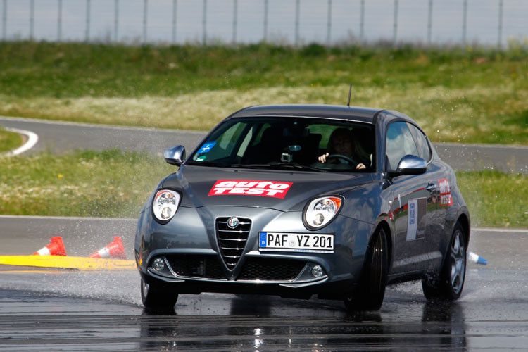 Der Alfa Romeo Mito fährt auf den sechsten Platz. Pluspunkte: Vordersitze, Einstieg und Geräuscheindruck. Minuspunkte: Rücksitze, Variabilität und Image. (Auto Test)
