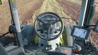 Moderne Landwirtschaft: Die Fahrerkabinen sind heutzutage mit zahlreichen unterstützenden Systemen ausgestattet wie Displays, Joysticks und GPS-Verbindung. (Bild: Claas)