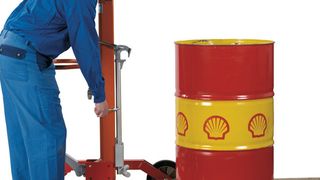 Dank Breitspurfahrwerk lassen sich mit dem Robot auch Fässer aufnehmen, die mittig auf einer Palette stehen. (Bild: Bartels)