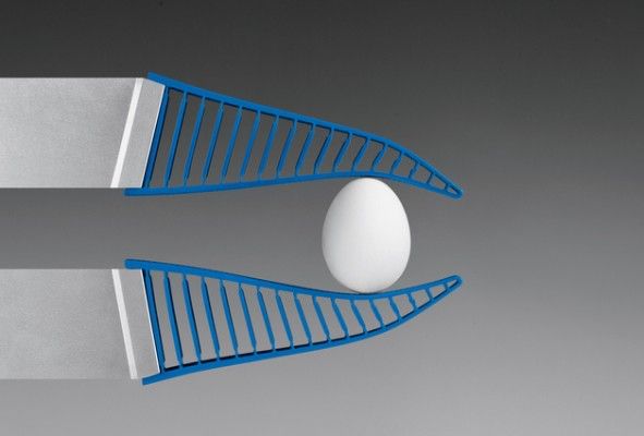 Red Dot Award 2015 - Adaptiver Greifer DHAS von Festo: Zwei flexible, über Zwischenstege miteinander verbundene Bänder bilden die Grundstruktur des DHAS. Dieser feste, aber gleichzeitig flexible Greifer aus Polyurethan passt sich der Kontur eines Werkstücks problemlos an, ohne es zu beschädigen. Besonders geeignet ist er daher zum Greifen empfindlicher Objekte mit unregelmäßiger Geometrie wie Obst oder Gemüse. Das einfache Wirkungsprinzip wird durch die schlichte Gestaltung zusätzlich unterstrichen.  (Bild: Red Dot)