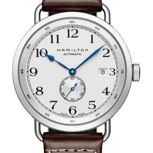 Die handgearbeiteten, speziell geformten Zeiger in Ozeanblau erinnern an die prägnanten blauen Zeiger eines in den 1940er Jahren eingeführten Marine-Chronometers von Hamilton.