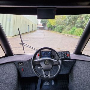 Er zeichnet sich durch die zentrale Fahrerposition aus.(Bild:  Watt)