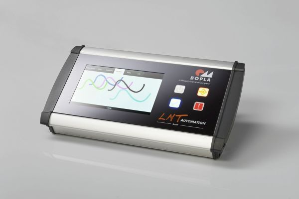 Bild 2: Verbaut sind der ITO-Key und die Touchkomponenten von LNT Automation beispielsweise in einem Aluminiumgehäuse von Bopla. Die Glasscheibe hinter dem 7''-Display kann von dem Gehäusehersteller individuell mit verschiedenen Symbolen bedruckt werden.  (Bild: LNT)