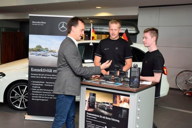 Azubis informieren über die Vorteile des Mercedes-Me-Adapters.   (Rubbel)