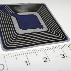 RFID und seit kurzem NFC sind als Hoffnungsträger für eine vielfältige Palette neuer mobiler Anwendungsgebiete gestartet. Bislang hat keine dieser Funktechnologien die in sie gesetzten Erwartungen auch nur im Ansatz erfüllt.