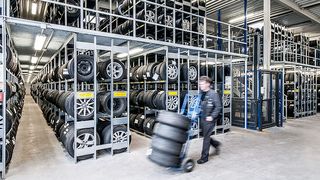 reifenregalanlage-mit-lagerbu--hne (HaCoBau Hallen und Container Systeme GmbH)