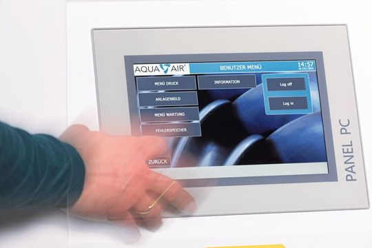 Über ein Smart-HMI für die Steuerung von Yaskawa lassen sich die Kompressoren komfortabel bedienen.(Bild:  Yaskawa)