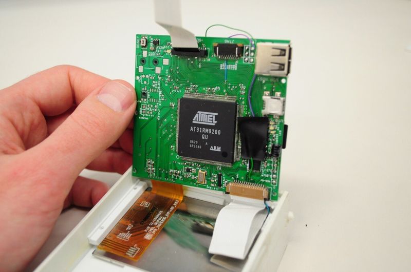 Oberseite der Hauptplatine des Tricorders Mark 2, darunter die Rückseite des OLED-Displays (Bild: tricorderproject.org)