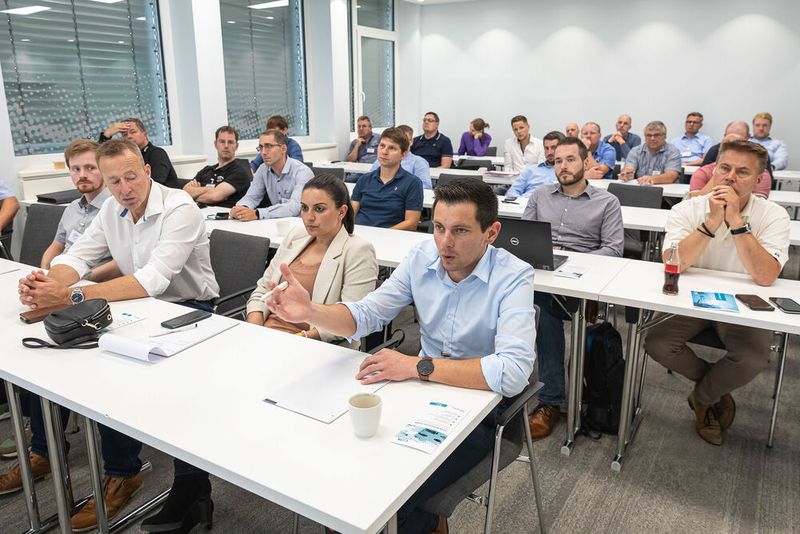 16. Anwenderkongress Steckverbinder. Auf dem Steckverbinderkongress 2022 konnten die Teilnehmer zwischen vier hands-on Workshops wählen – Dichtheitsprüfung, Crimpen, Kabelkonfektionierung und Single Pair Ethernet. (Bild: Elektronikpraxis)