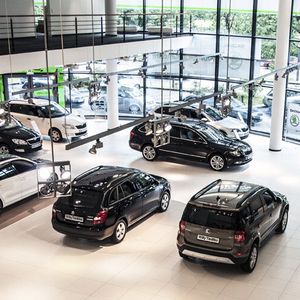 Neues Showroom-Design: Transparenz, helle Flächen und frisches Skoda-Grün prägen das Gestaltungskonzept der neuen Skoda-City...