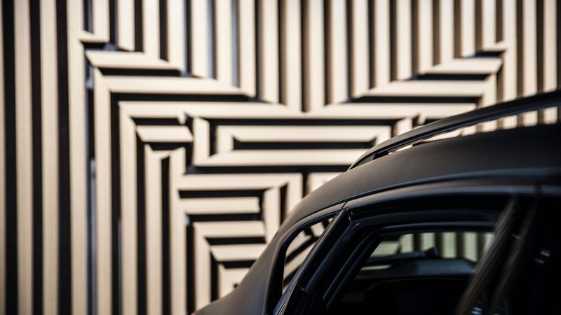 Innen ist viel Holz verbaut – und immer wieder fällt das Cupra-Tribal auf. (Seat)