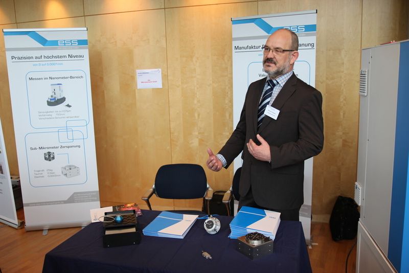 Werner Schwarz von Ess Mikromechanik verspricht Genauigkeiten bis 40 nm. (Reinhardt)