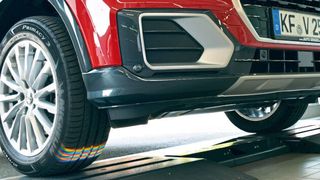 Bei Auto Singer steht der Easy-Tread-Scanner direkt in der Zufahrt zur Werkstatt und erfasst jeden Servicedurchlauf bei Ein- und Ausfahrt. (Bild: Holz)