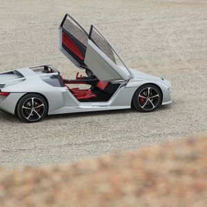 Über Scherentüren gelangt man in den schalterlosen Innenraum.(Bild:  GFG Style)