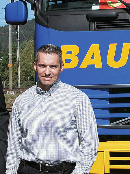 Marcel Bach devant l'un des véhicules de la compagnie Bauberger: www.fabrikumzuege.ch (Bauberger)