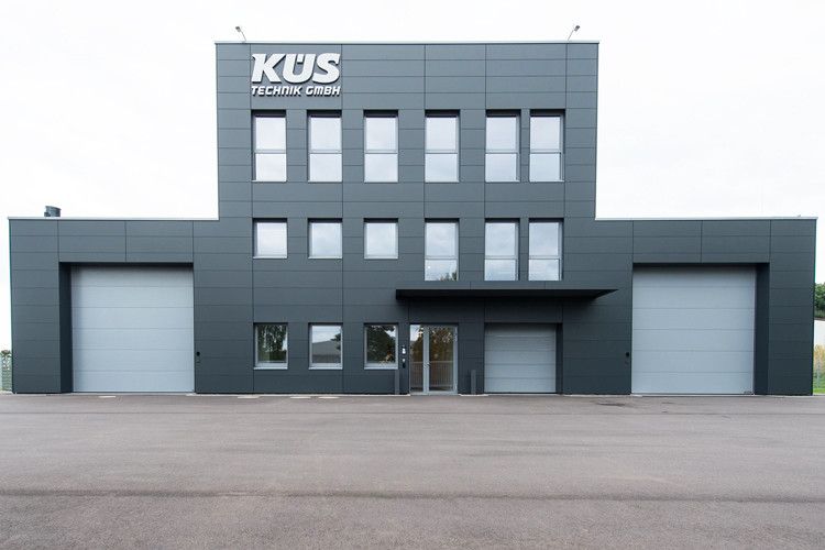 Herzstück des neuen Technik-Zentrums ist eine Pkw/Lkw-Halle, in der Kraftfahrzeuge vom Mini bis zum Giga-Liner untersucht werden können. (Foto: KÜS)