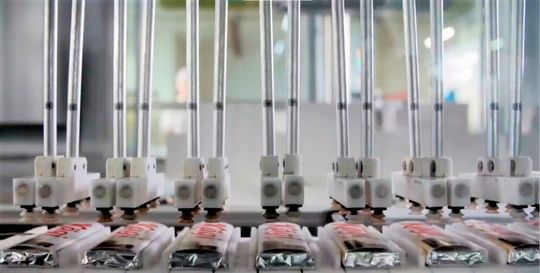 Der Schweizer Schokoriegelherstellers Kägi hat sich das Ziel gesetzt, bis 2024 vollständig digitalisiert zu produzieren. Ein wichtiger Schritt darauf zu ist die automatisierte Produktionsplanung. Unterstützt wird Kägi von der axeed AG. Der Schweizer Schokoriegelherstellers Kägi hat sich das Ziel gesetzt, bis 2024 vollständig digitalisiert zu produzieren. Ein wichtiger Schritt darauf zu ist die automatisierte Produktionsplanung. Unterstützt wird Kägi von der axeed AG.