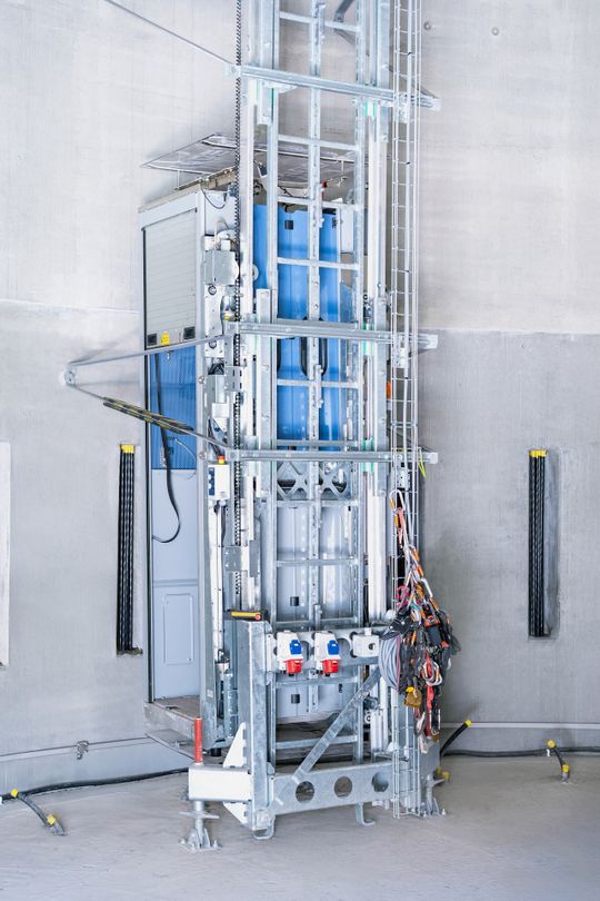Der Lift nutzt ein Antriebssystem mit Zahnstange. (Bild:  Geda)