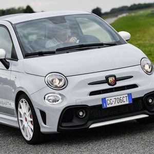 Knapp 34.000 Euro kostet der Abarth 695 Esseesse. Neben grau ...(Bild:  Auto-Medienportal.Net/Stellantis)