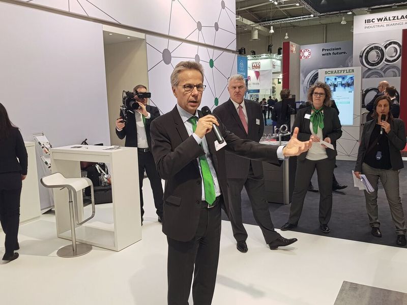Dr. Stefan Spindler, Vorstand Industrie bei Schaeffler, zeigte beim Presserundgang einige Neuheiten, die Schaeffler zu bieten hat. (S.Häuslein/konstruktionspraxis)