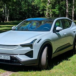 Mit einem Wendekreis von 11,8 Metern entpuppt sich der Polestar 3 auch in der Stadt als agiles Auto. (Bild: Mauritz – VCG)