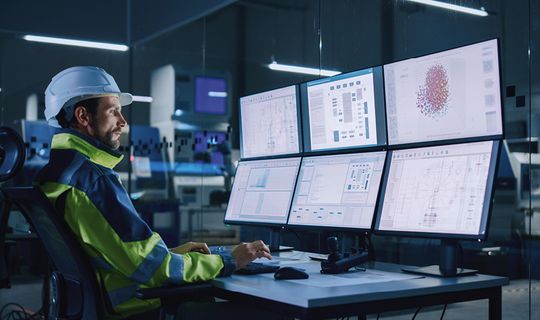 Um die Zufriedenheit der Mitarbeiter und die Qualität der Produktion zu verbessern, müssen KI-Tools methodisch integriert werden. (Bild:  Gorodenkoff/Shutterstock)