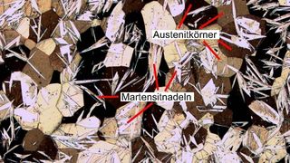 Bild 1: Cu-Al-Mn-Legierung am Beginn der Phasenumwandlung mit ersten Martensitnadeln in den Austenitkörnern. Die Bewegung der Phasengrenzflächen verursacht eine hohe Dämpfung bei Wechselbelastung. (Archiv: Vogel Business Media)